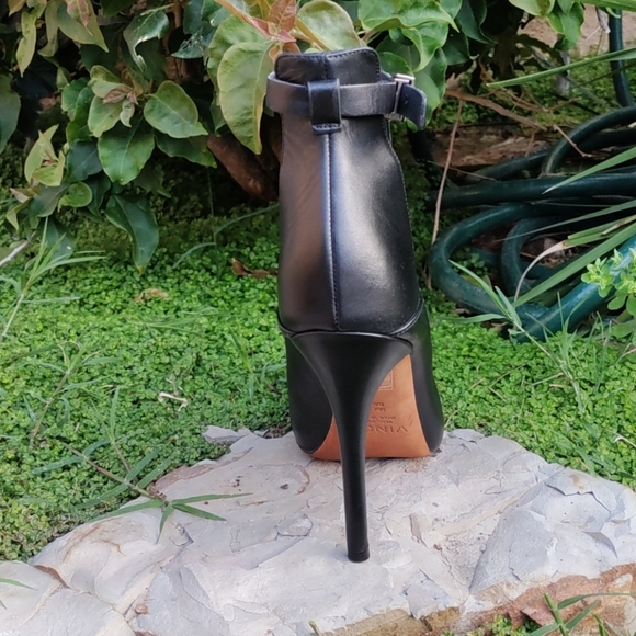 DIVORCE CLEARANCE-TAKING OFFERS Vince Women's Heels Made In Italy Sz 8 M Euro - Picture 8 of 13